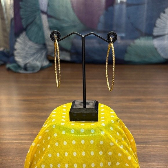 Elegant Gold Textured Hoop Earrings - Picture 3 of 5